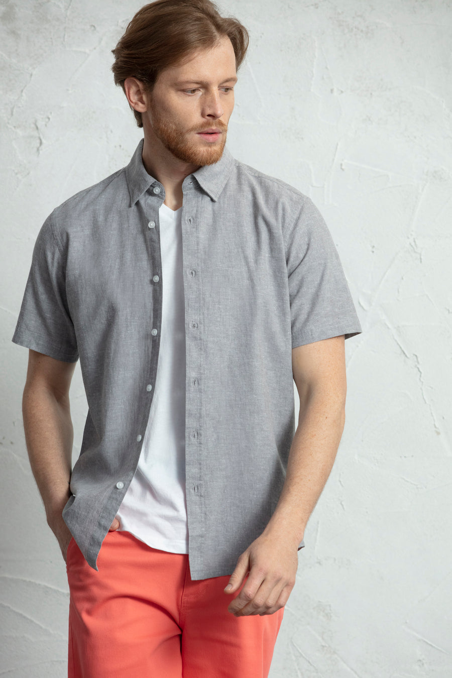 Camisa básica de manga curta com tecido de mistura de algodão e linho.