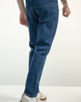 Calças jeans slim fit de 5 bolsos e cintura com presilhas.
