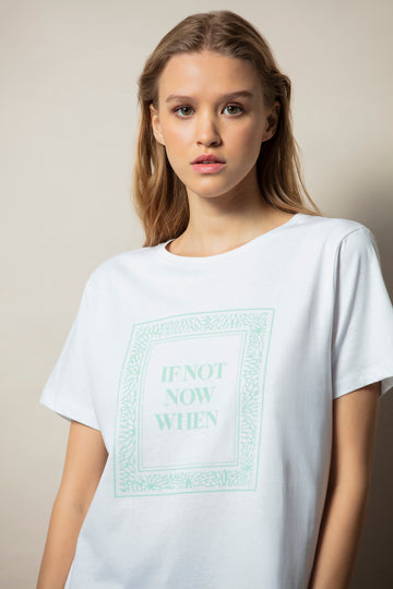 T-shirt de decote redondo com mensagem estampada e manga curta.