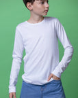 T-shirt básica de decote redondo e manga comprida.