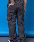 Jeans carpenter cintura interior ajustável e fecho botão frontal. Bolsos dianteiros combinados e de tipo plastrom nas costas.