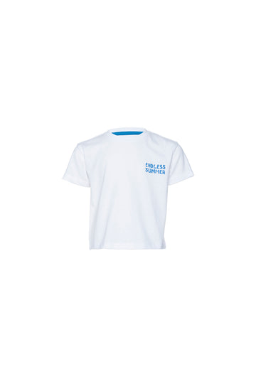 T-shirt com mensagem à frente, decote redondo e manga curta.